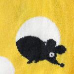 Erikujundusega sokkide näidis. Must hiir vaatab välja juustuaugust.