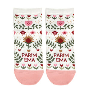 white socks with flowers with the text Parim Ema what means Best Mom